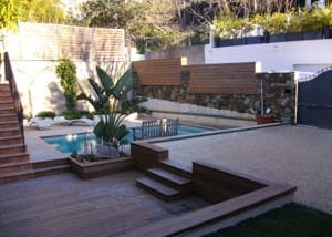 terrasse bois avec piscine à Aix en Provence