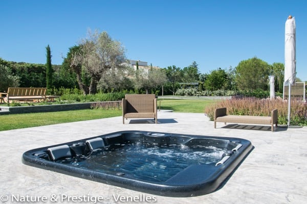 Installation d'un spa extérieur sur une terrasse en Provence