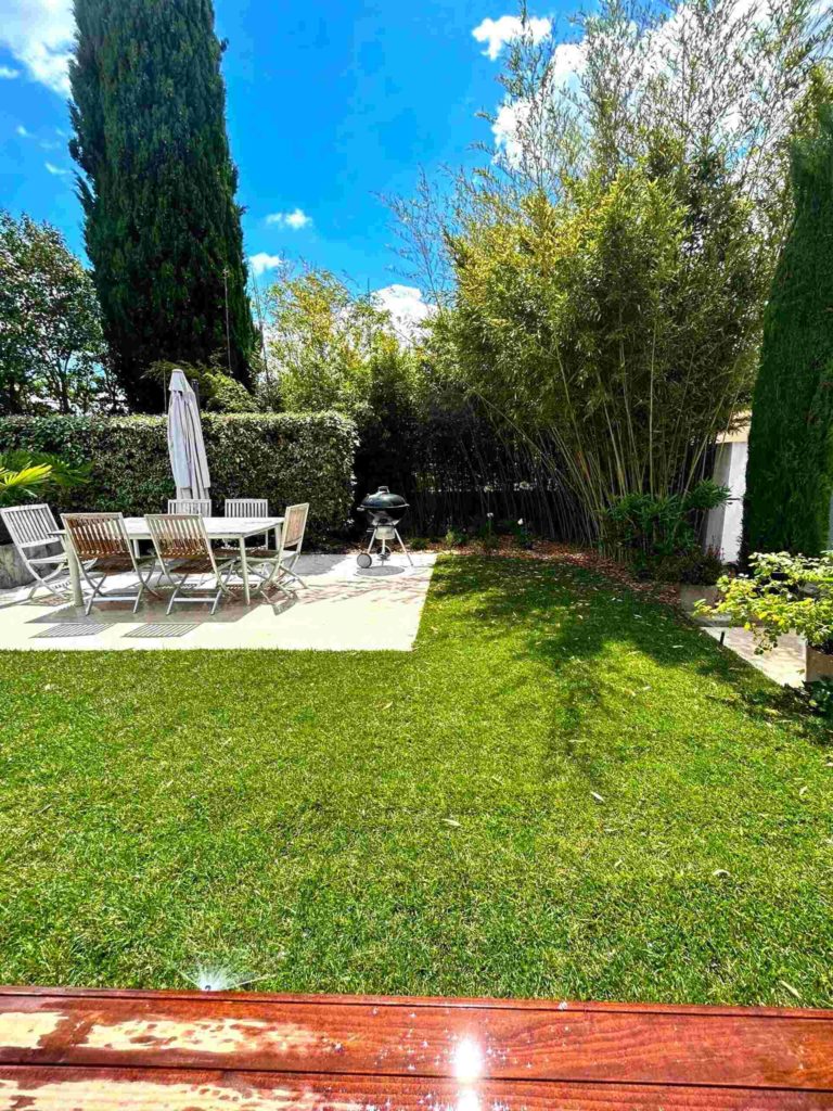 Coin repas, barbecue, parasol et table d'extérieur