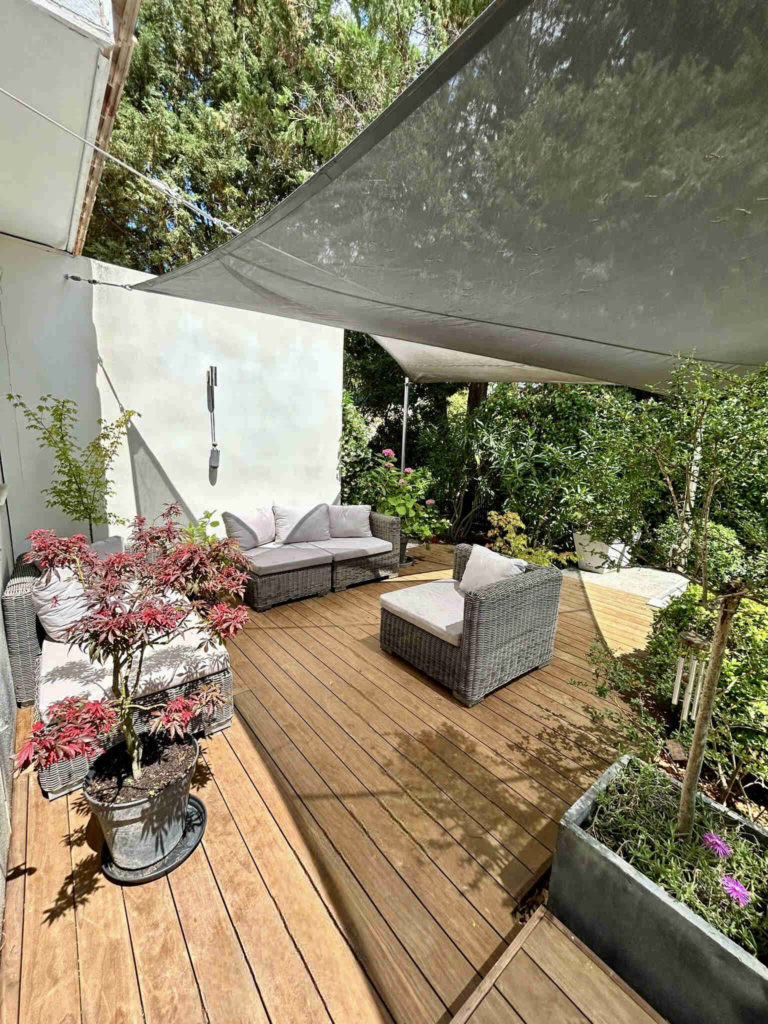 Salon de jardin sur terrasse bois