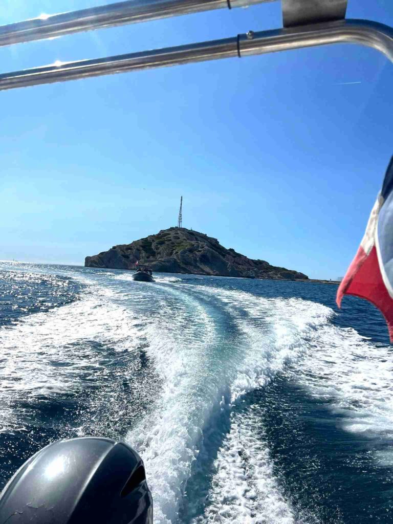 Découverte des îles sur la mer Méditerranéenne