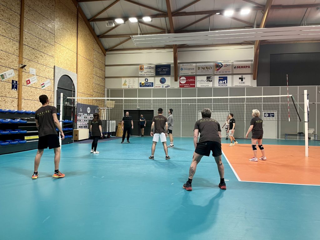 Match de confrontation team building volley-ball