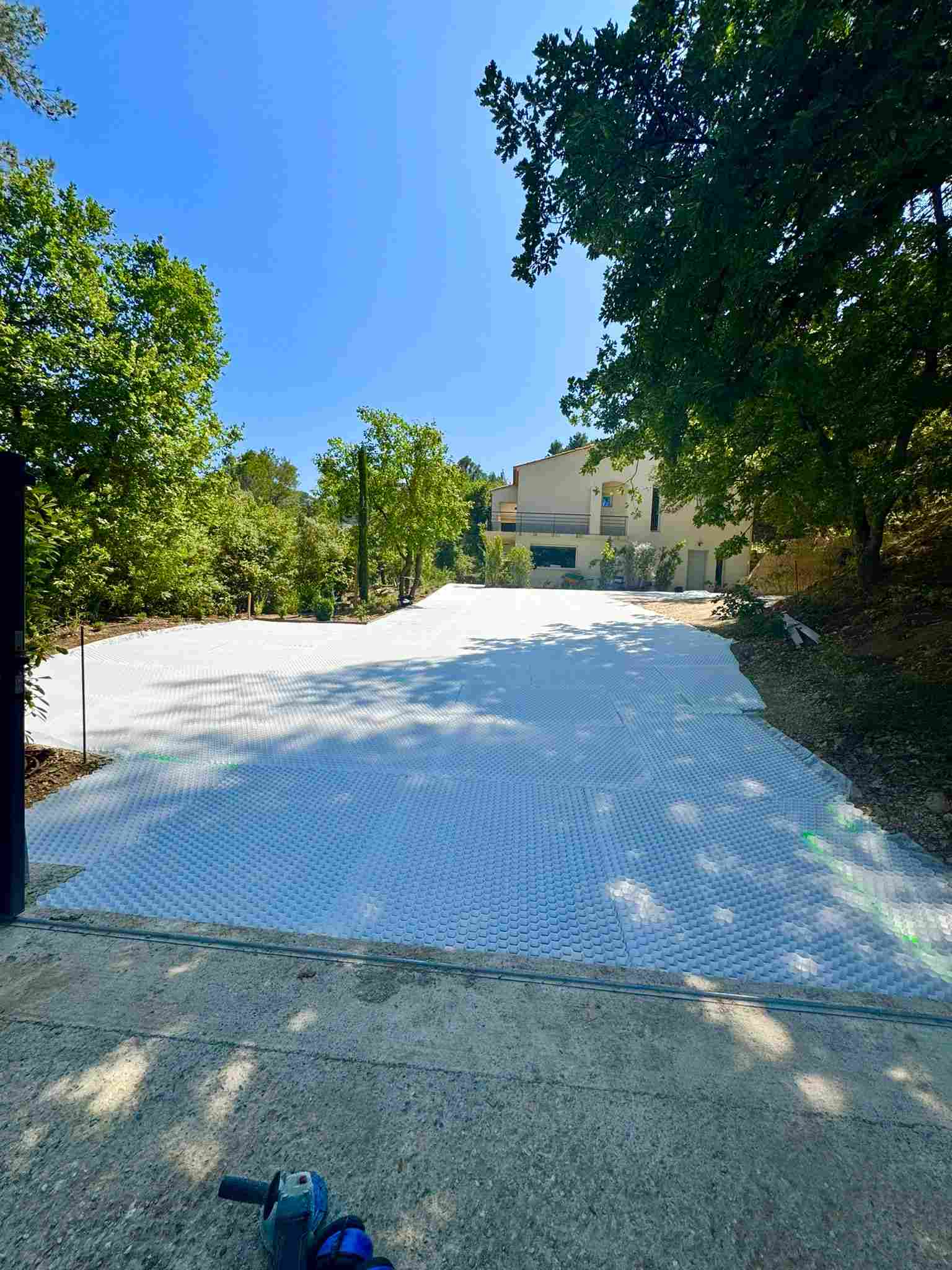 Système Eccogravel : pose des dalles alvéolaires