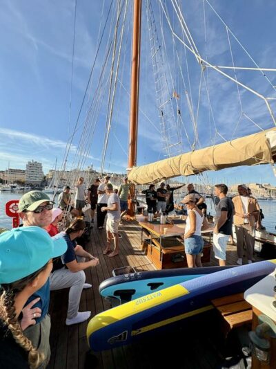 dejeuner-beateau-equipe Déjeuner convivial avant de prendre le large