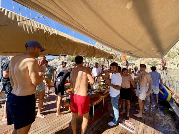 dejeuner-équipe-nature-et-prestige Dégustation du buffet dans la Calanque de Sugiton