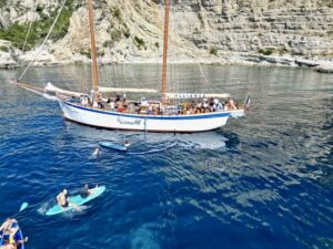 session-paddle-bateau Session de paddle dans la crique de Sugiton