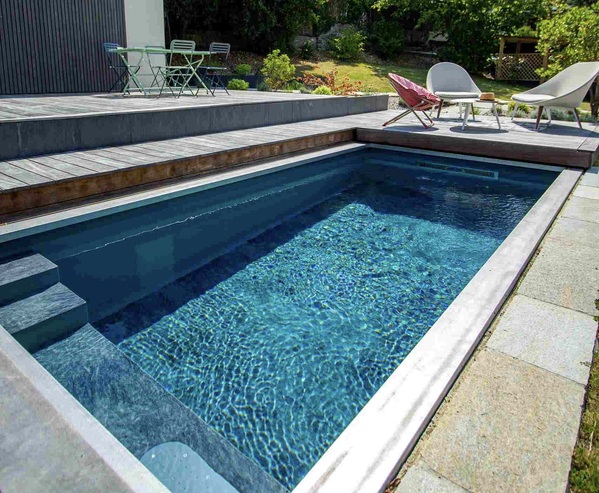 Mini-piscine-avec-terrasse Mini piscine compacte avec terrasse - conception économe en eau et électricité pour réduire les coûts