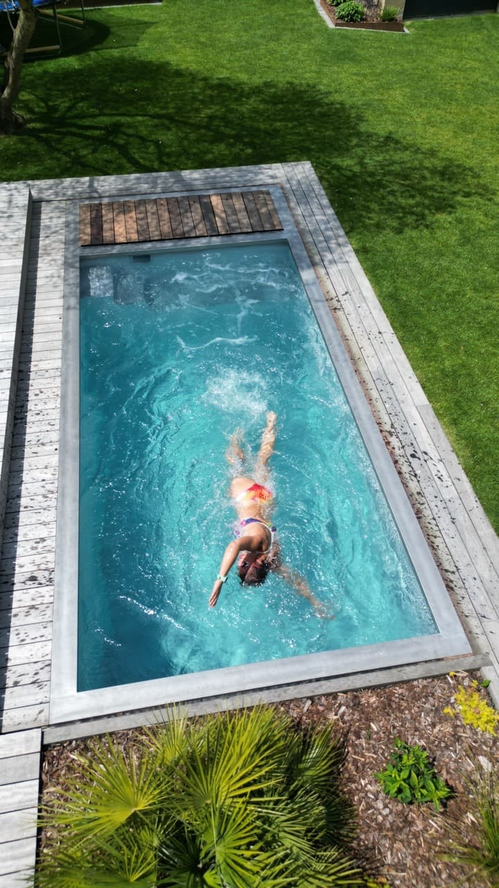 bassin-multi-activités Vue aérienne d'un mini piscine utilisée pou la nage à contre courant