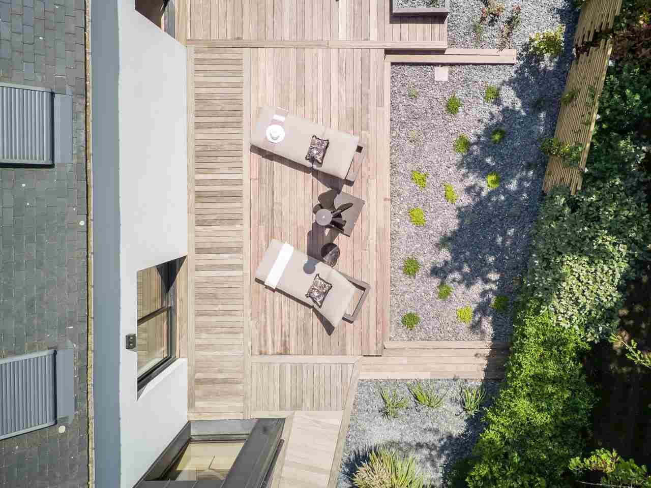 mini-piscine-fermé Vue aérienne d'une mini piscine recouverte par une terrasse coulissante en position fermée, transformant le bassin en terrasse utilisable — Nature & Prestige