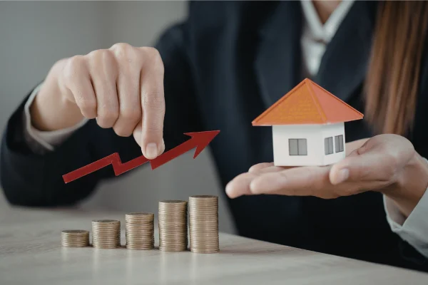 mini-piscine-plus-value-immobiliere Graphique pièces empilées et maison miniature illustrant la plus-value immobilière d'une maison grâce à l'installation d'une mini-piscine (+15 à 20%)