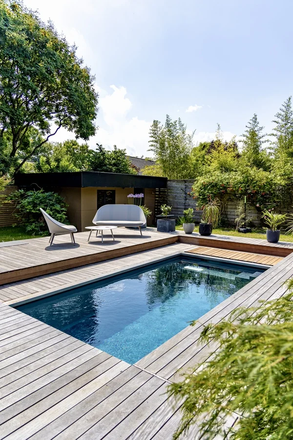 amenagement-paysager-avec-minipiscine Aménagement jardin avec mini piscine et terrasse mobile en bois