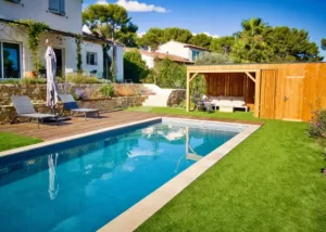 Jardin haut de gamme avec piscine, terrasse bois et pool house à Marseille