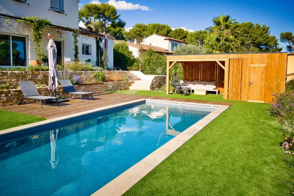 Jardin haut de gamme avec piscine, terrasse bois et pool house à Marseille