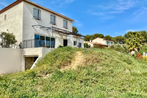 Terrain en friche avec talus de terre avant aménagement paysager à Marseille