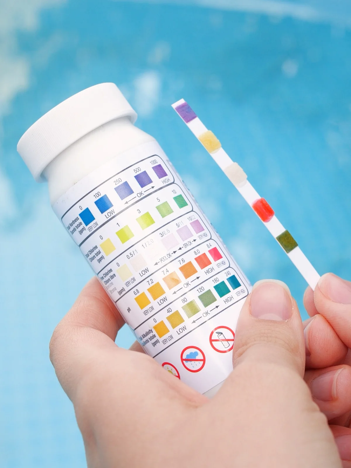 analyse-eau-piscine-avant-hivernage Contrôle des paramètres de l’eau d’une piscine avec une bandelette de test avant hivernage