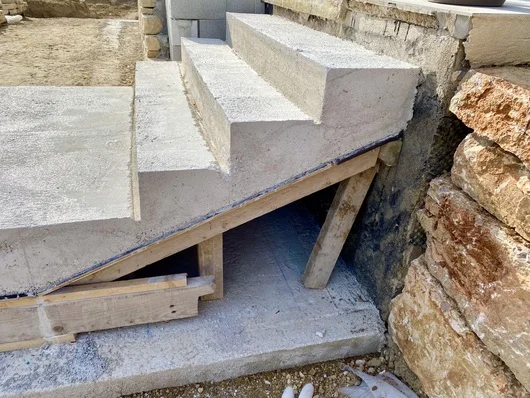 Coffrage en bois et coulage du béton pour la création d’un escalier extérieur dans un aménagement paysager à Marseille