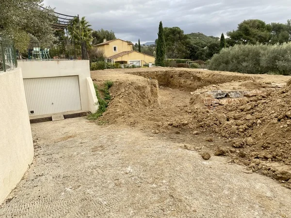 Travaux de décaissement et de préparation du terrain avant un aménagement paysager à Marseille