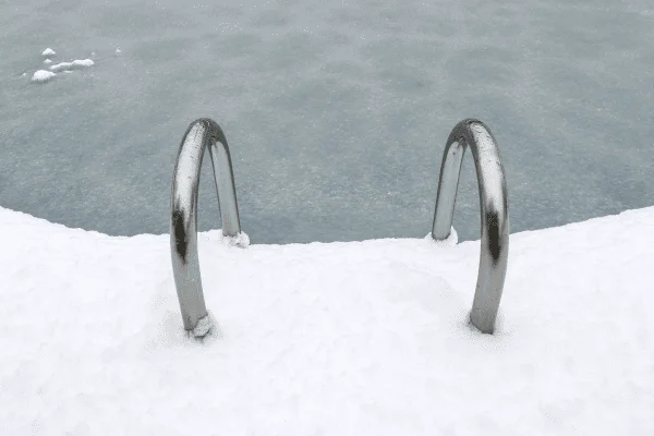 Piscine en hiver illustrant l’hivernage du bassin