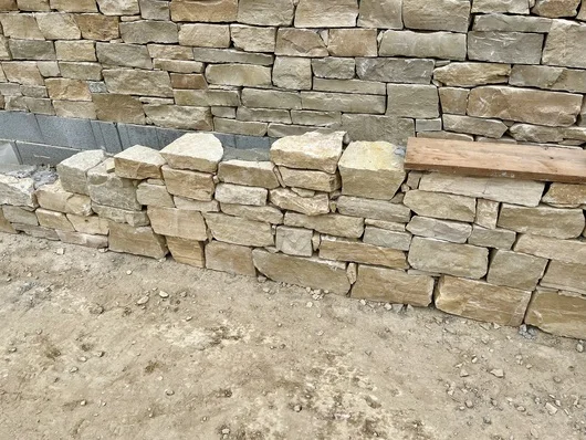 Mur en pierre sèche réalisé sur Marseille