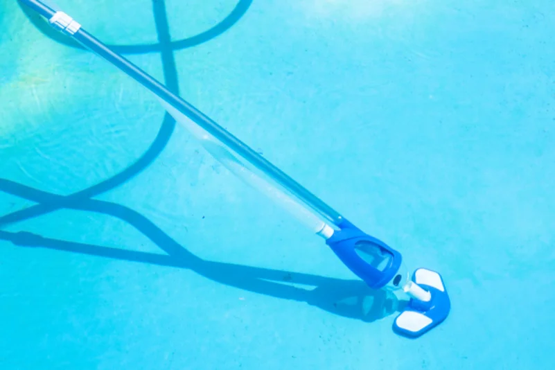nettoyage-bassin-hivernage-piscine-aix-en-provence Nettoyage du fond d’une piscine avant hivernage avec un balai aspirateur