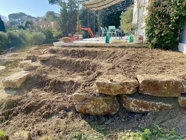 Modelage du terrain et création d’un escalier paysager lors d’un chantier d’aménagement de jardin à Marseille
